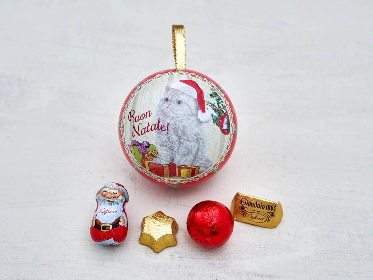 カファレルのクリスマス限定チョコ、猫や子犬を描いたオーナメント缶にサンタチョコ＆ジャンドゥーヤ | 写真