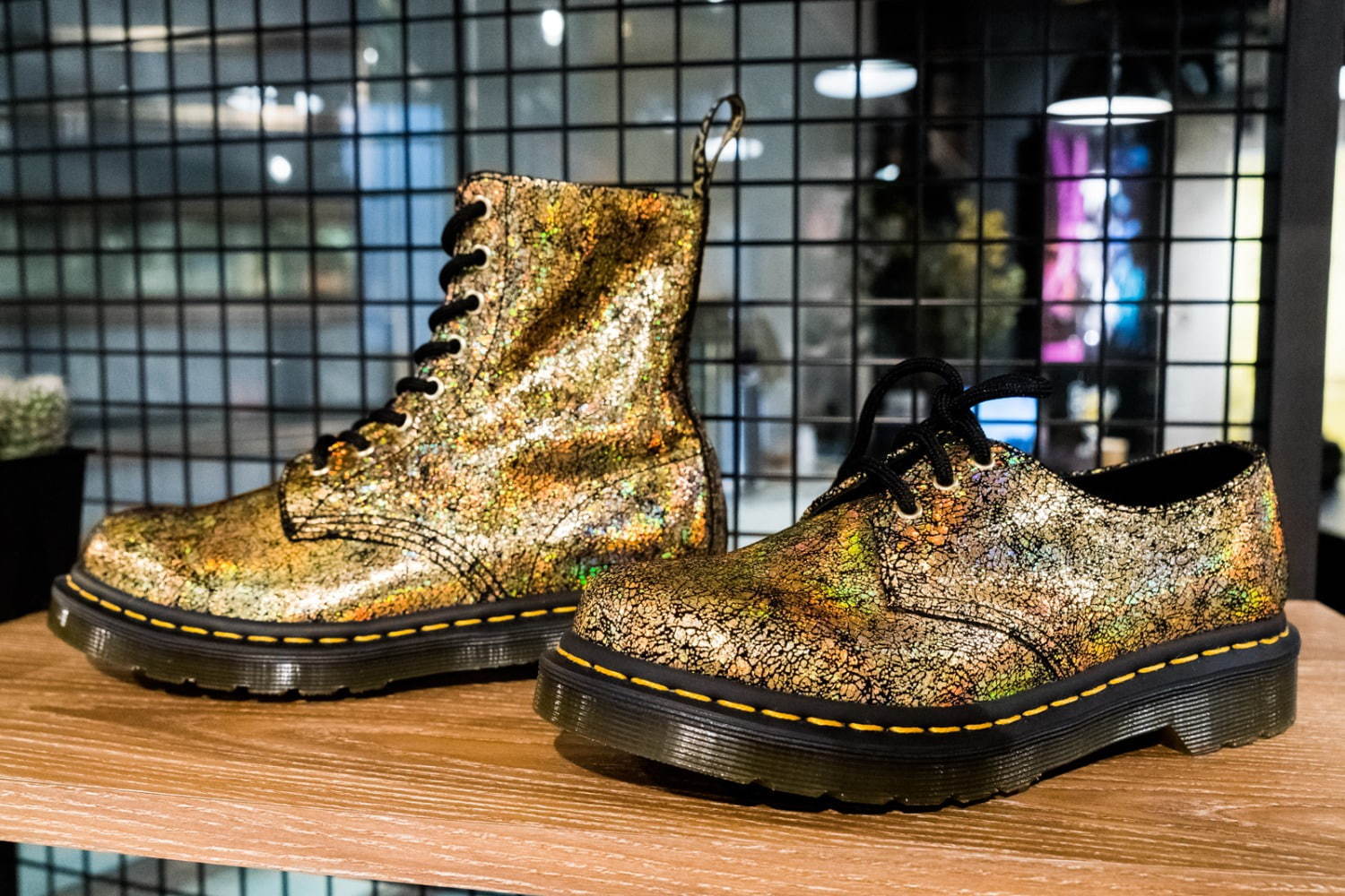 左から)「IRIDESCENT CRACKLE」1460 PASCAL 8EYE BOOT 23,000円＋税、1461 3EYE SHOE 20,000円＋税