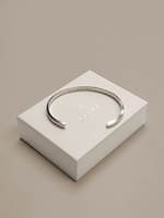 マベンウォッチズ初のアクセサリー、腕時計と重ねづけOK“ペアコーデ”が楽しめるメタリックバングル｜写真4