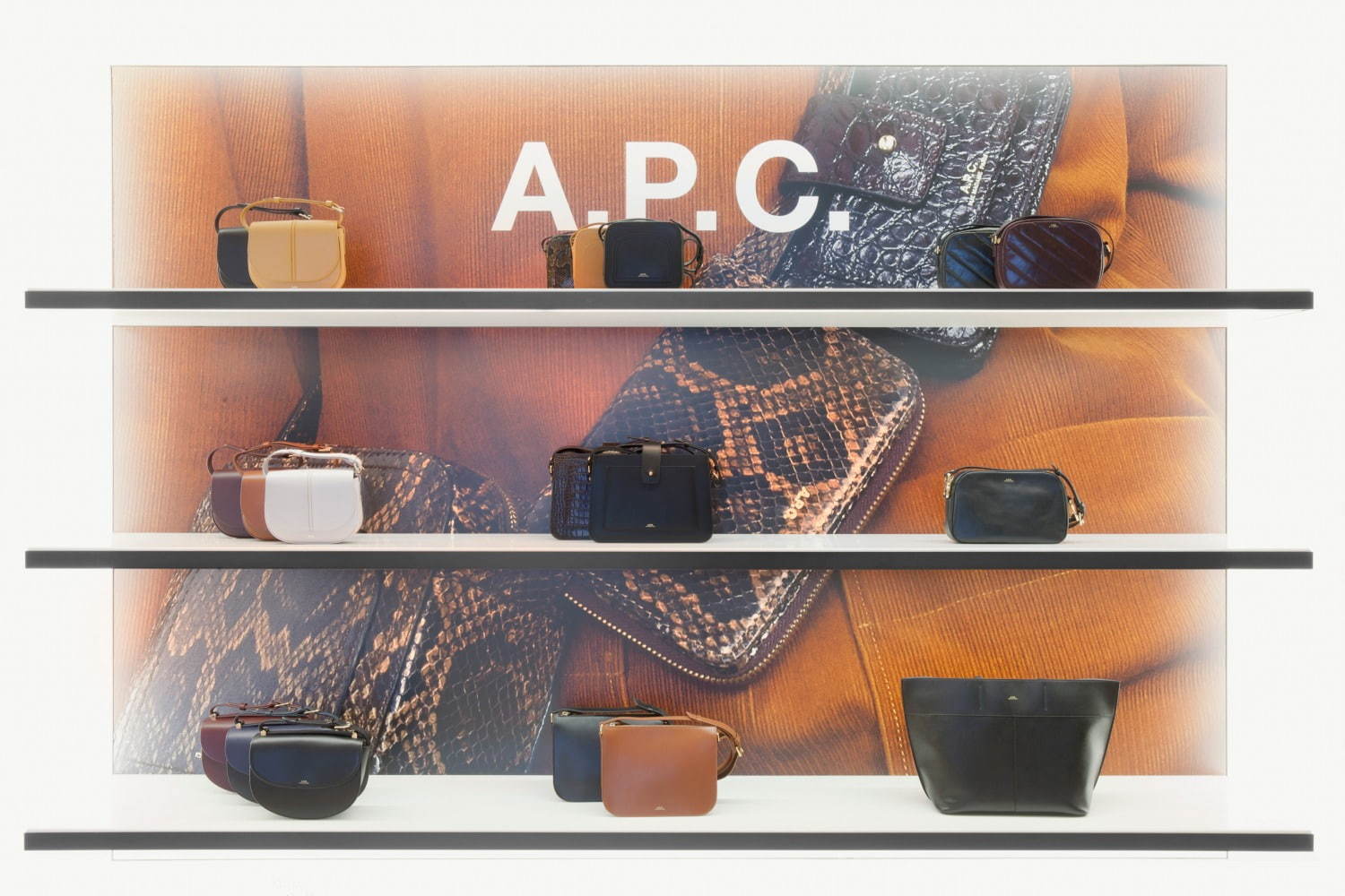 A.P.C.“深みクリスマスカラー”の限定バッグ、大阪・うめだ阪急にイニシャル刻印できる限定ショップ｜写真13