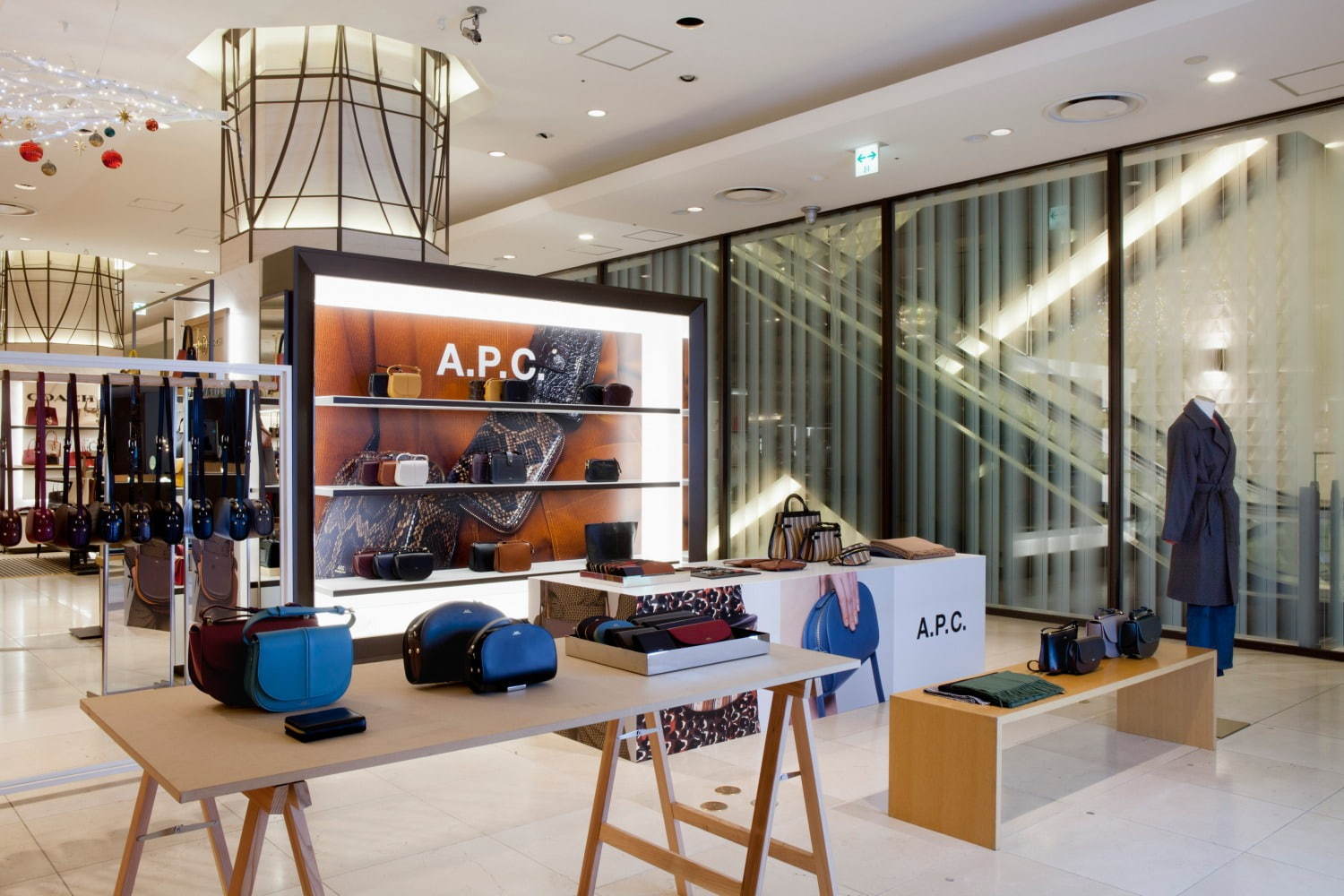 A.P.C.“深みクリスマスカラー”の限定バッグ、大阪・うめだ阪急にイニシャル刻印できる限定ショップ｜写真16