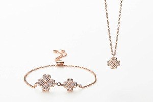フォリフォリのクリスマス限定ジュエリー、ストーン輝くクローバーのネックレス＆ブレスレッド