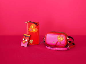 トリー バーチのクリスマスに向けたバッグ&ウォレット、ハートのパッチワークや鮮やかカラーで|写真1