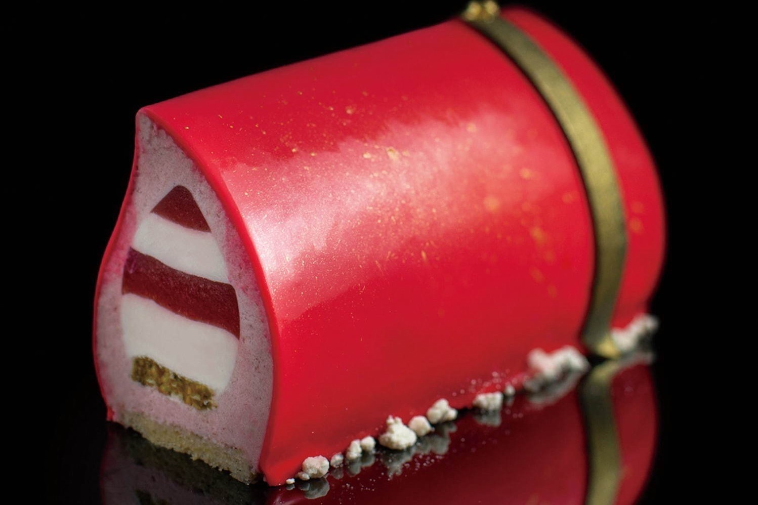 トランクホテルのクリスマスケーキ2019、“暖炉の炎”着想の苺ムースケーキなど