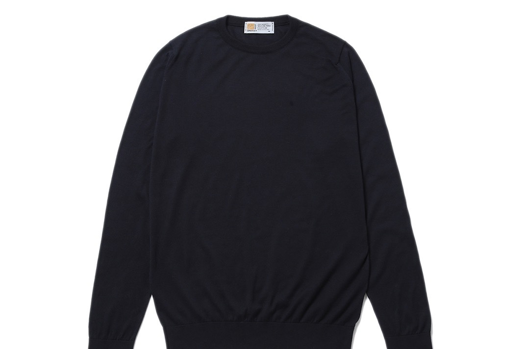 ジョン スメドレー×フラグメントのクルーネックニット、バックに“テープ風”アクセント