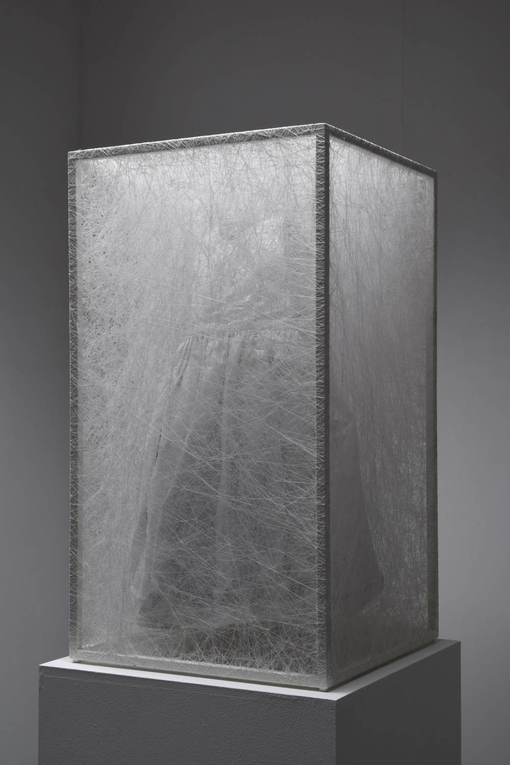 塩田千春《存在の状態(子供のドレス)》2017年 鉄枠、糸、ドレス45x45x80cmPhoto by Sunhi Mang