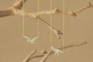 恐竜ネックレス＆“花言葉＆誕生石で選べる”誕生花リングがブルームから登場