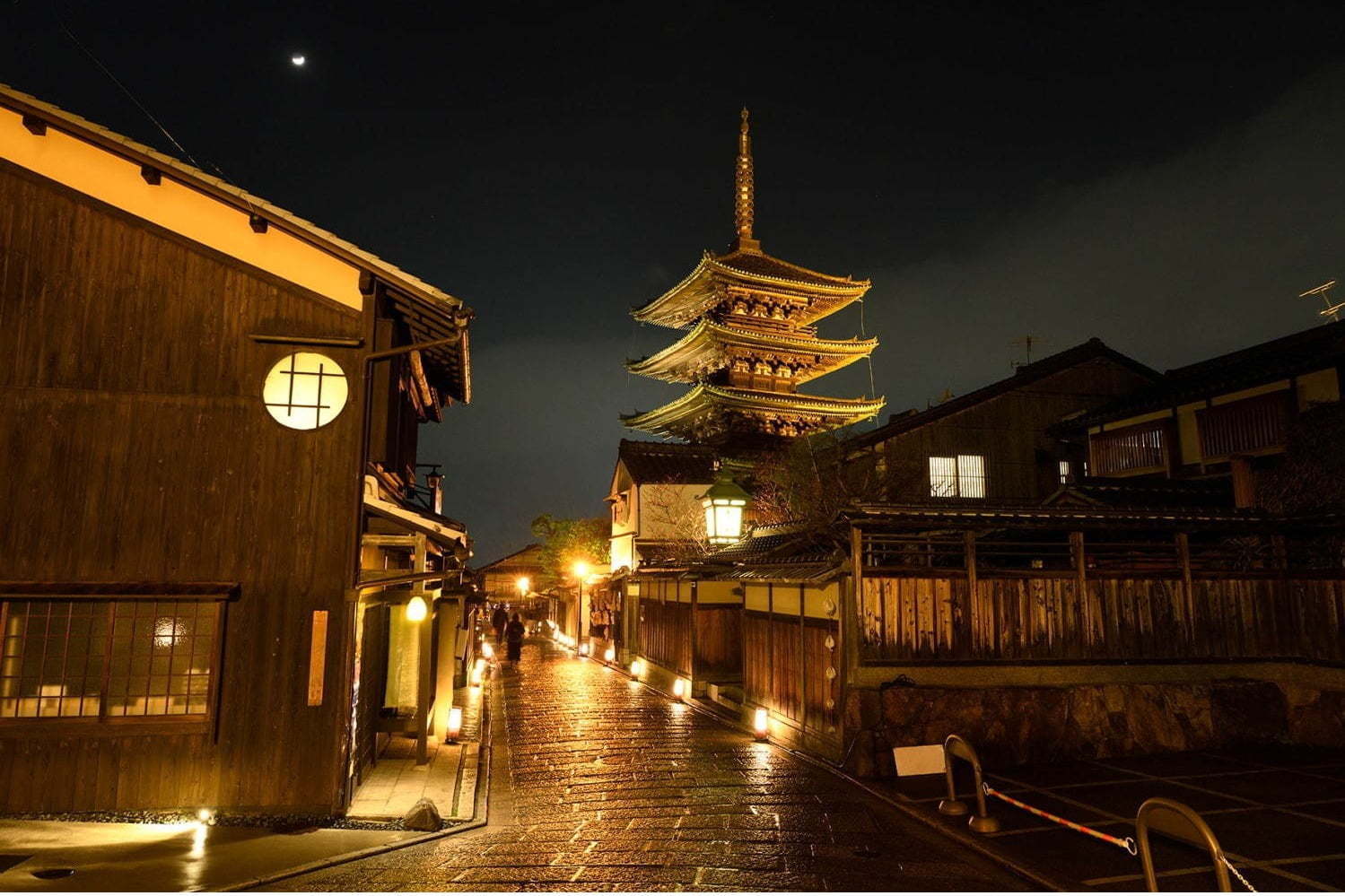 法観寺(八坂の塔)
写真提供：京都・花灯路推進協議会