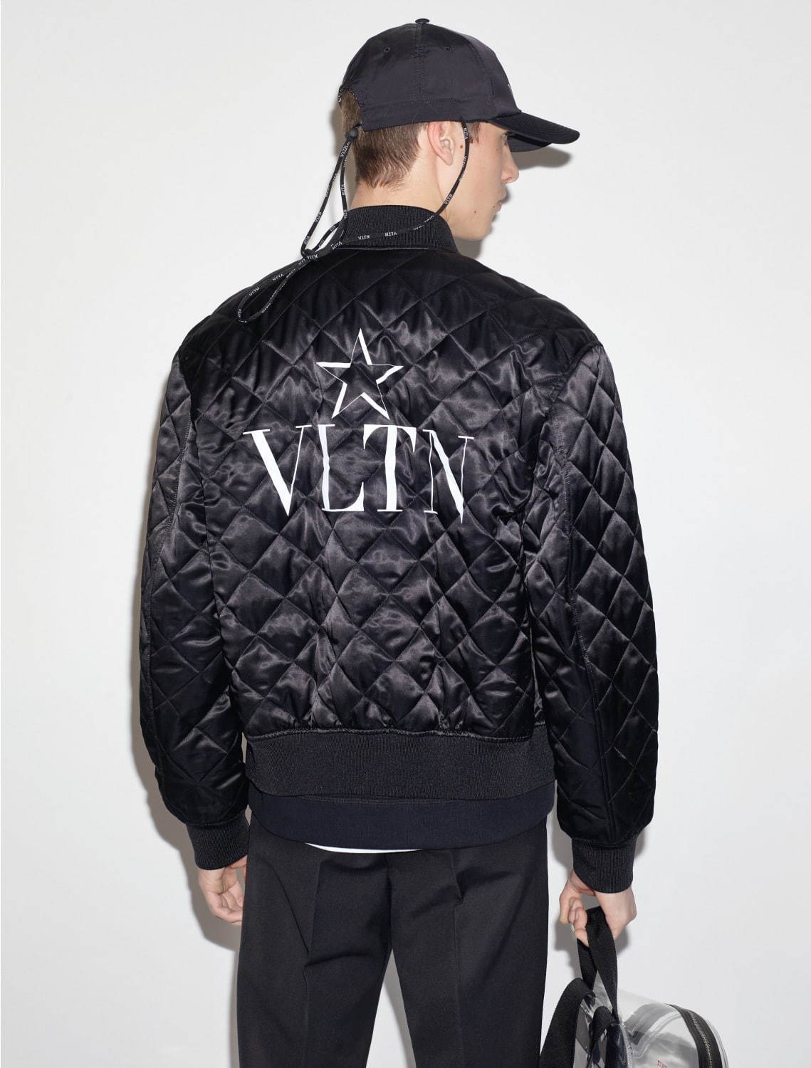 ヴァレンティノの新作「VLTN スター」ロゴのメンズウェアや