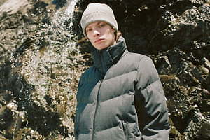 デサント オルテライン×ジョン エリオット「水沢ダウンジャケット」光を熱へと変えるオリジナル裏地