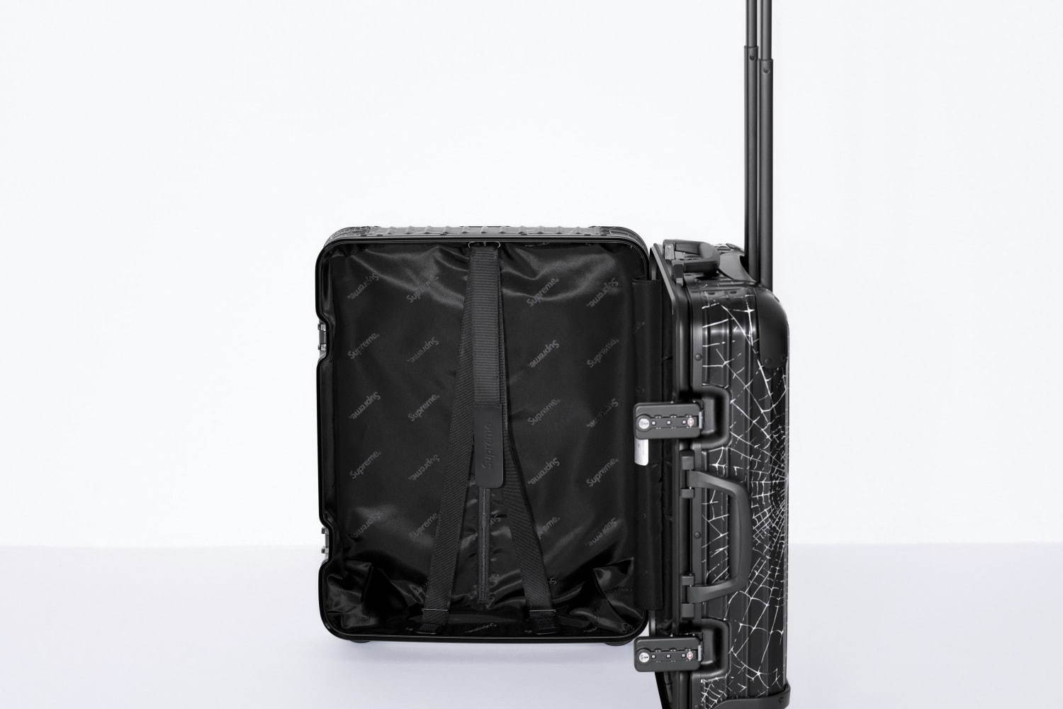 シュプリーム×リモワの限定スーツケース、スパイダー ウェブ＆ロゴを配
