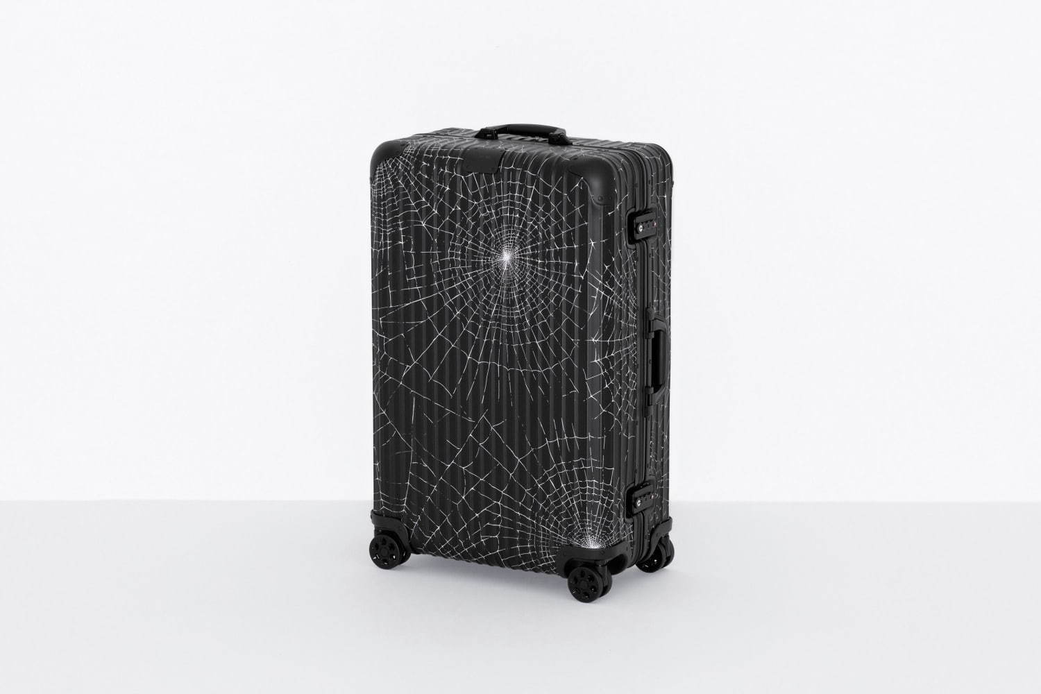 シュプリーム×リモワの限定スーツケース、スパイダー ウェブ＆ロゴを配したブラックアルミニウム｜写真4