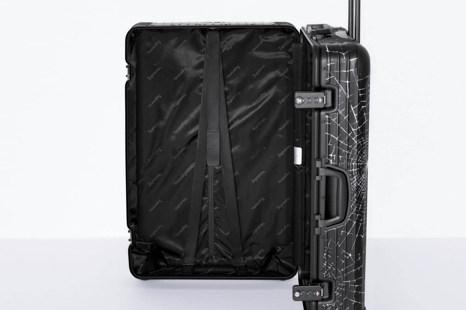 シュプリーム×リモワの限定スーツケース、スパイダー ウェブ＆ロゴを配したブラックアルミニウム | 写真