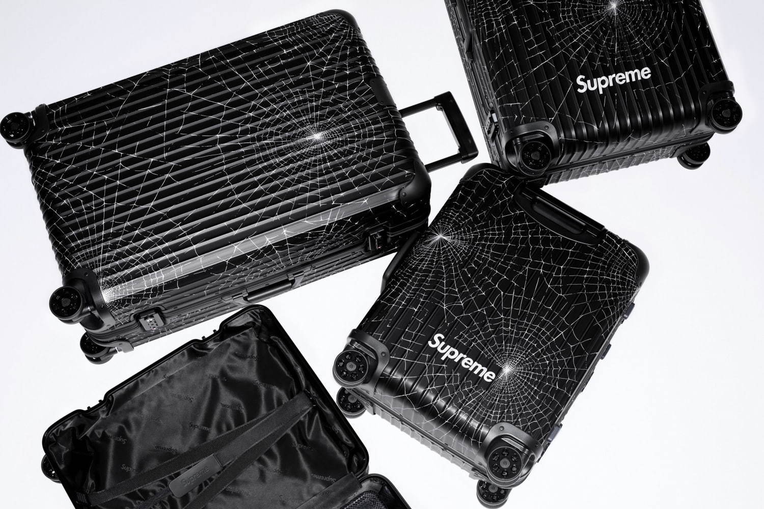 シュプリーム×リモワの限定スーツケース、スパイダー ウェブ＆ロゴを配したブラックアルミニウム｜写真1