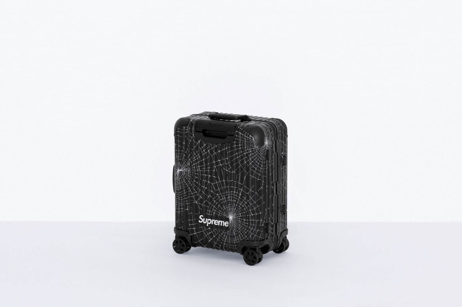 シュプリーム×リモワの限定スーツケース、スパイダー ウェブ＆ロゴを配したブラックアルミニウム｜写真9