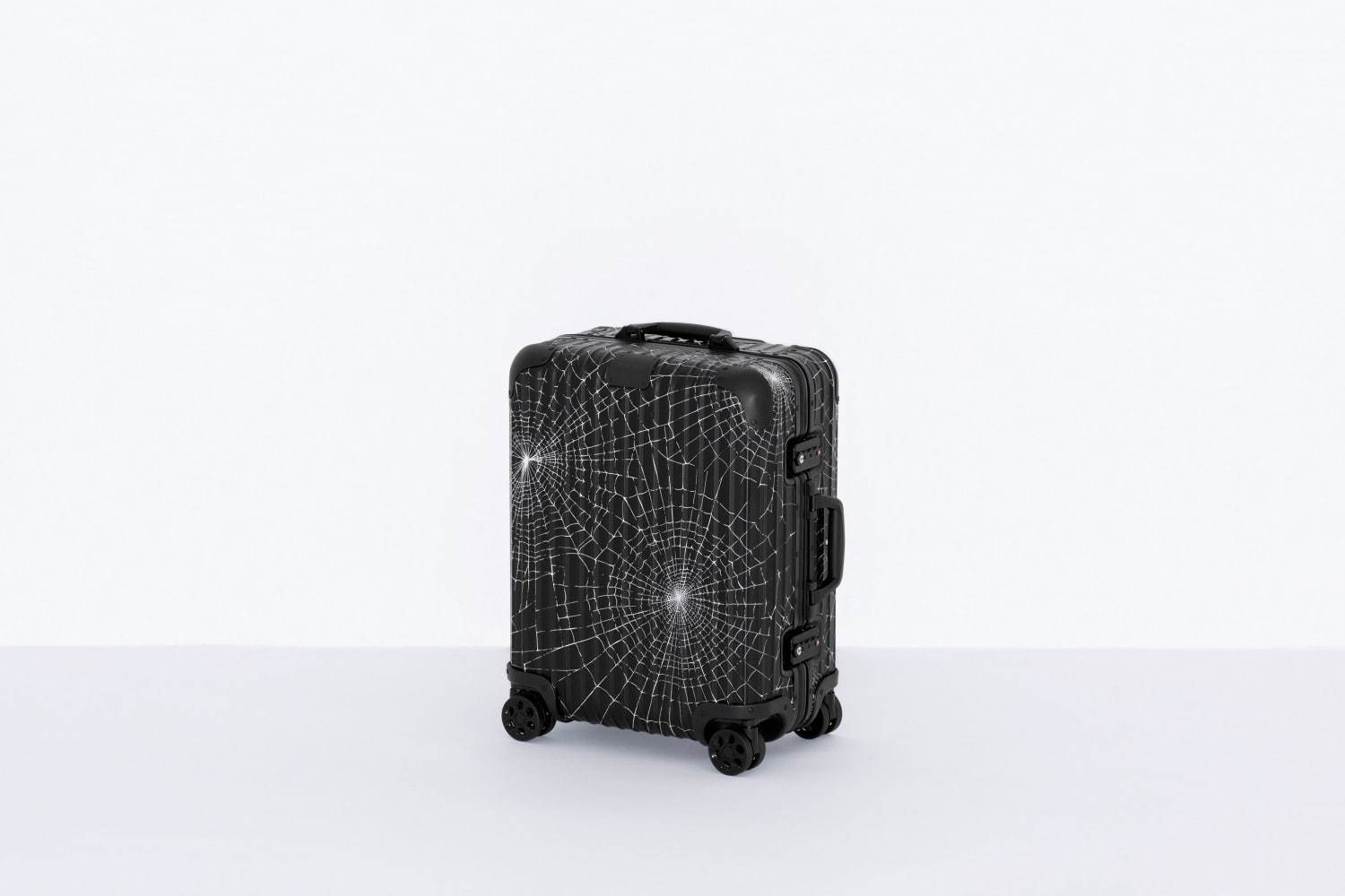 シュプリーム×リモワの限定スーツケース、スパイダー ウェブ＆ロゴを配したブラックアルミニウム｜写真7