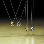 スタージュエリー“星空の先に広がる宇宙”イメージの限定ネックレス、連なるゴールドにダイヤモンド｜写真2