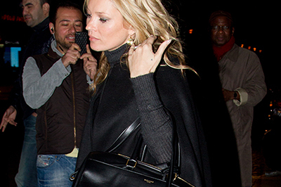 ケイト・モス｜ケイト・モス、サンローランの新作バッグを早速バイ！ - コーディネイトしやすい「DUFFLE 12」のブラックを愛用中