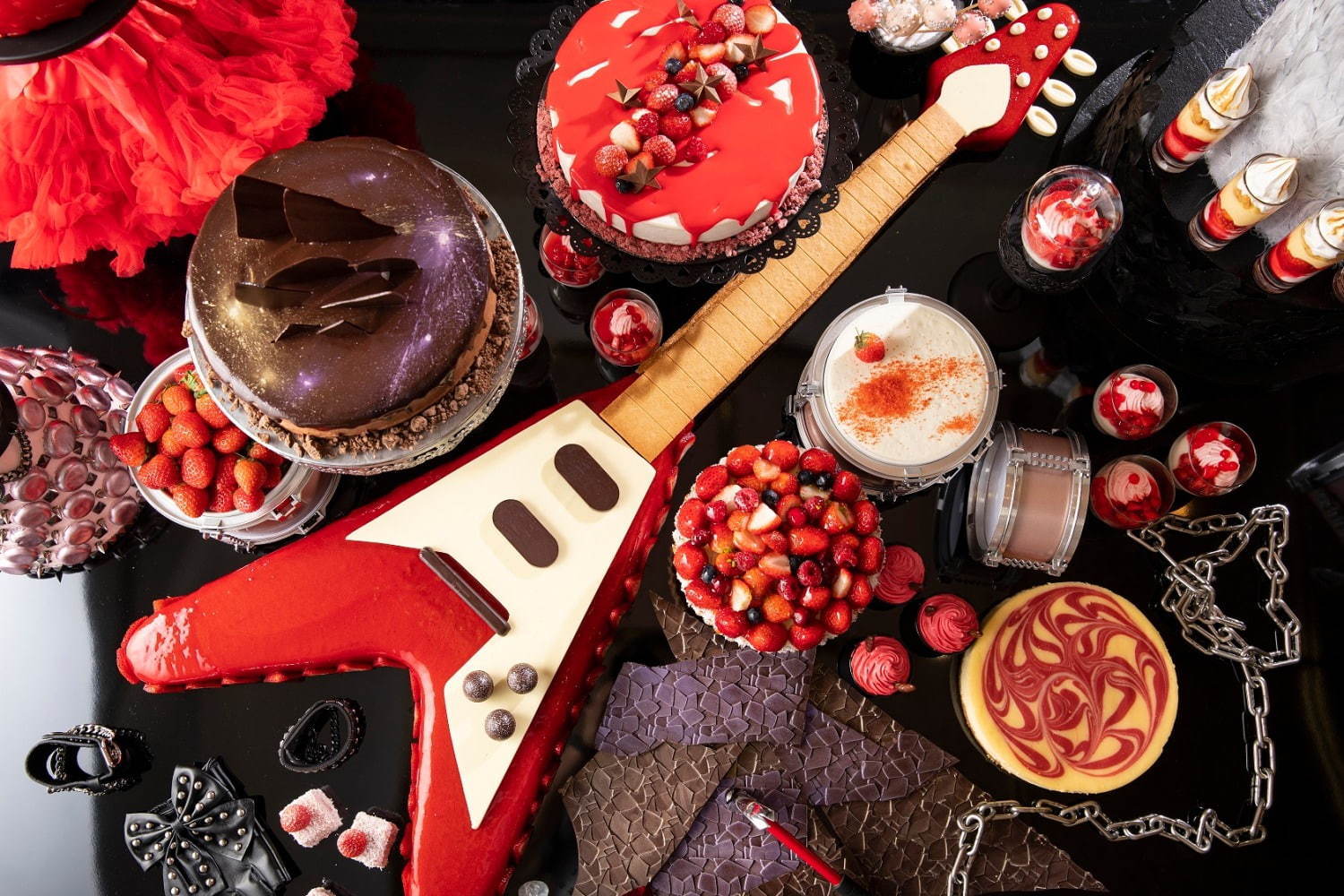 “ヘヴィーメタル”苺デザートビュッフェがヒルトン名古屋で、実寸大ギターケーキやドラム型ティラミス｜写真1