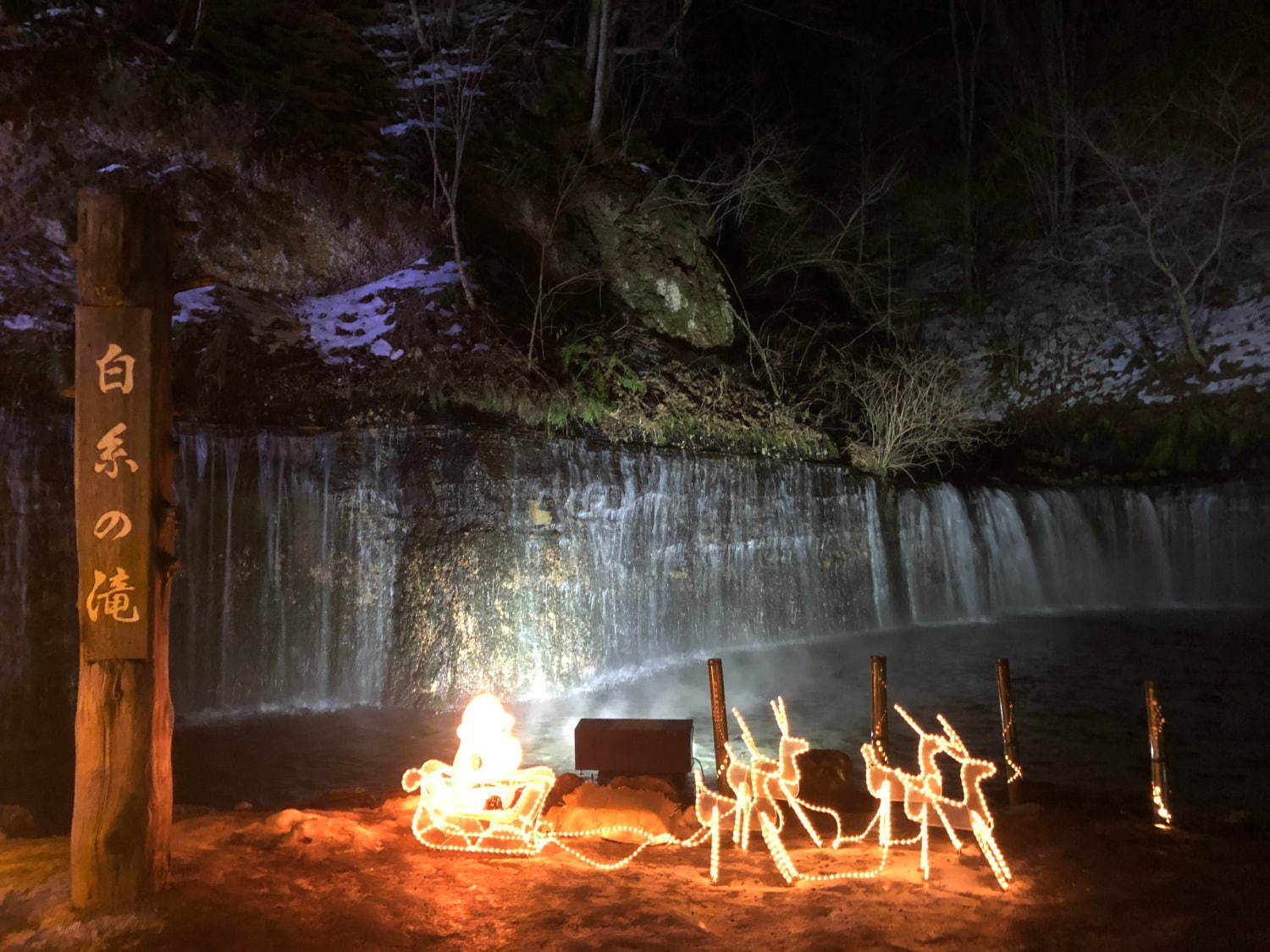 軽井沢白糸の滝"真冬のライトアップ”、澄んだ空気の中で星空観賞も | 写真