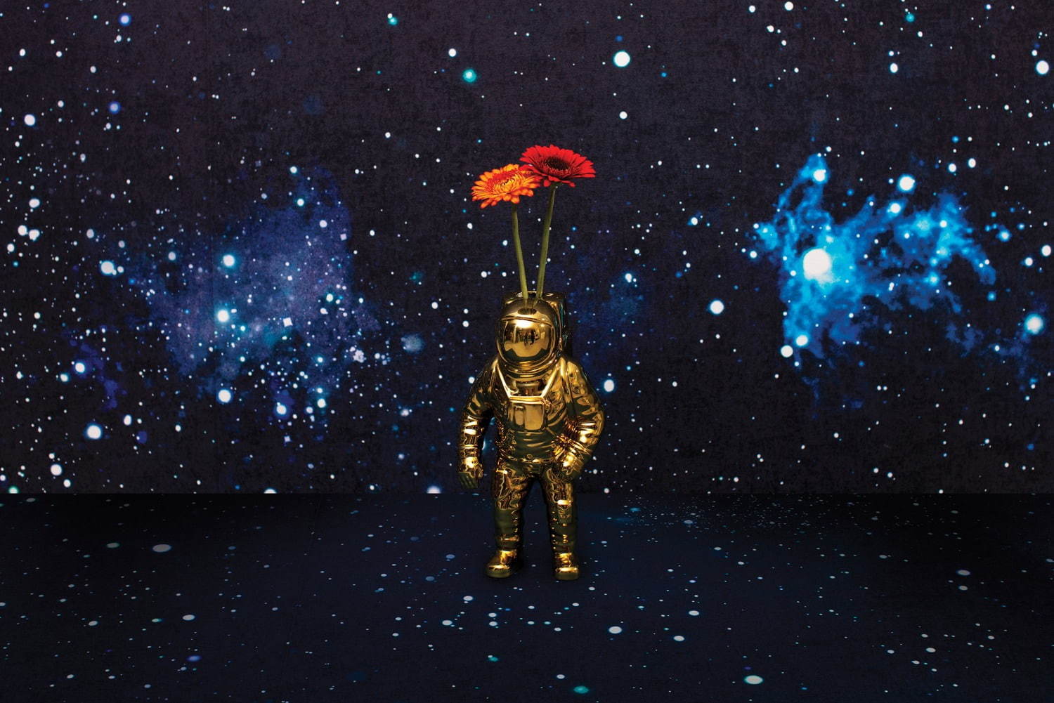ディーゼルから“地球”モチーフのプレート＆輝くゴールドの“宇宙飛行士”型花瓶｜写真3