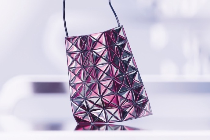 BAO BAO ISSEY MIYAKEのクリスマスに向けた“ミラー仕様”バッグ、鏡が映す模様に着想
