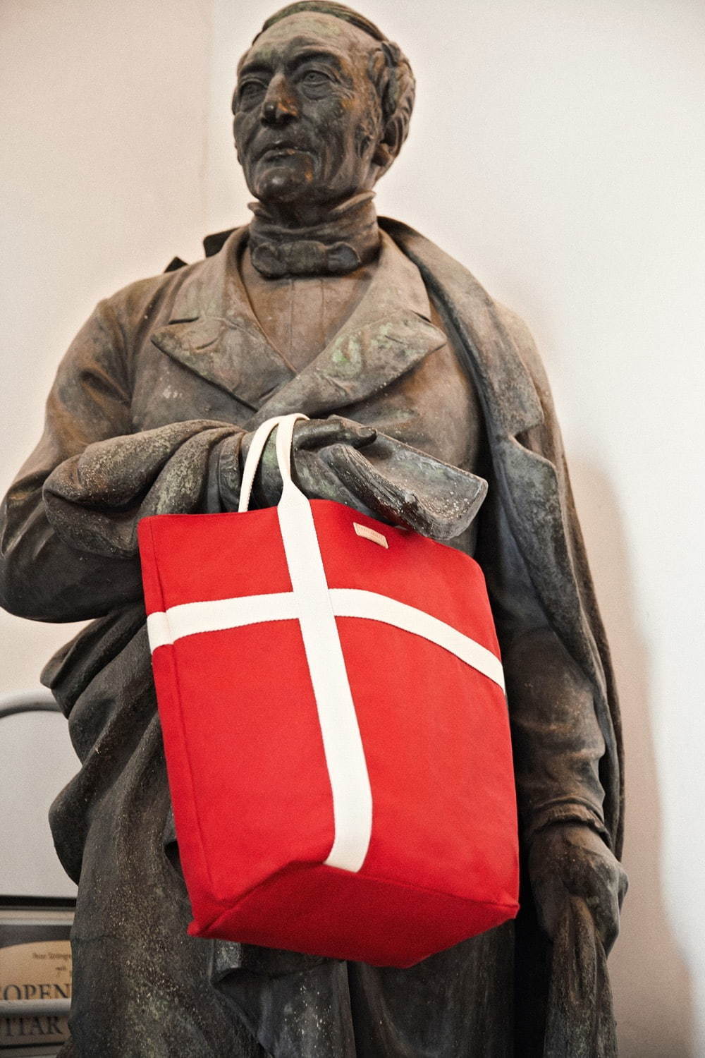 ヴァネッサブリューノの“デンマーク国旗”セーター＆シックなドット柄ワンピース｜写真5