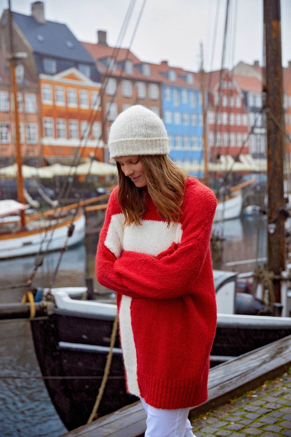 ヴァネッサブリューノの“デンマーク国旗”セーター＆シックなドット柄ワンピース｜写真9