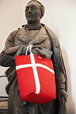 ヴァネッサブリューノの“デンマーク国旗”セーター＆シックなドット柄ワンピース｜写真5