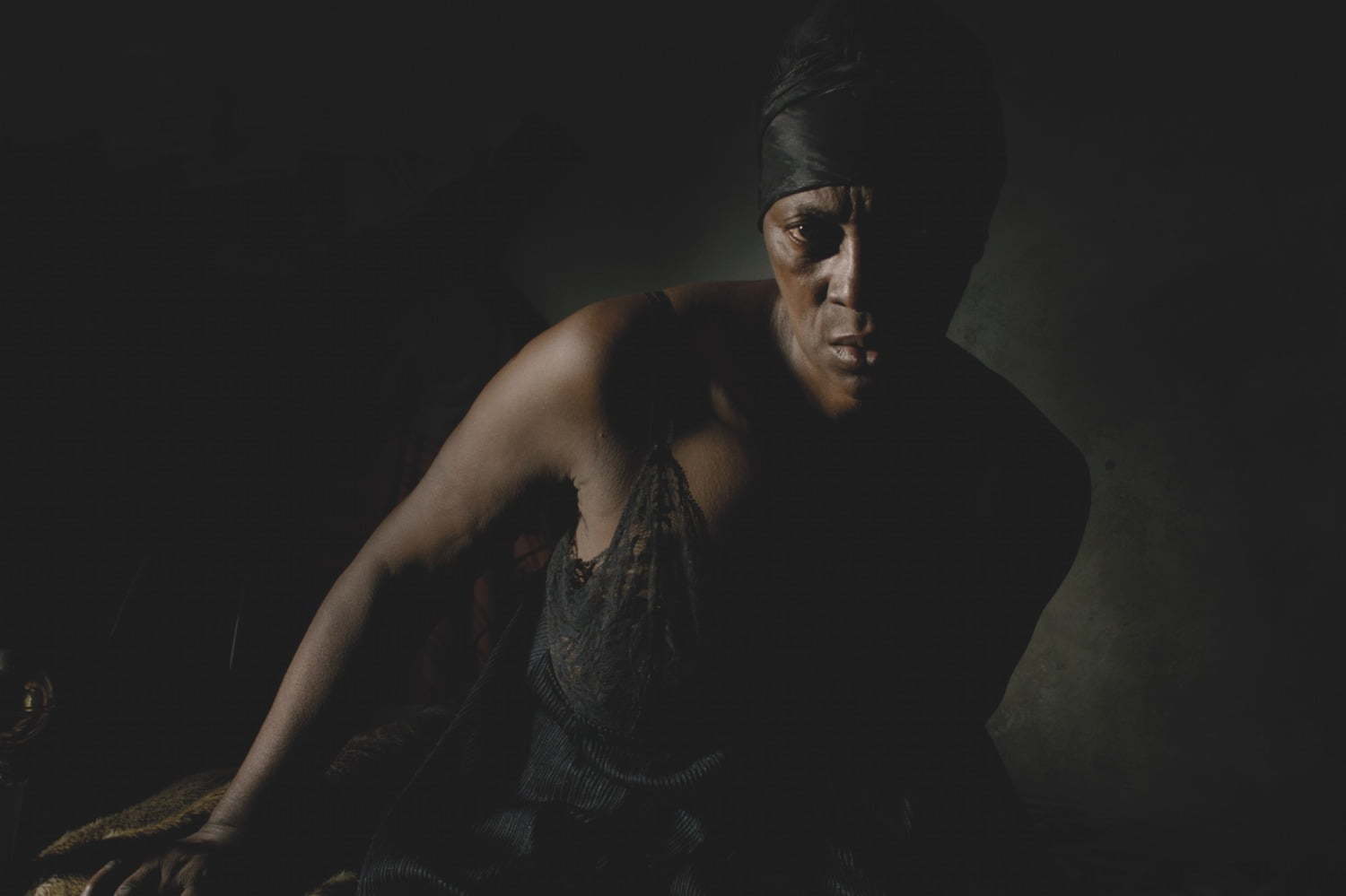 映画『ヴィタリナ』ペドロ・コスタ監督作 - 夫を亡くした“妻の視点”から、移民労働者たちを描く