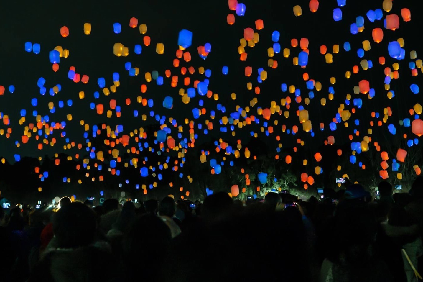 「空飛ぶクリスマスツリー ランタンナイト」