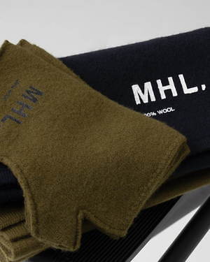 MHLクリスマス限定“使い込むほど艶が出る”レザー財布、ブランドロゴ