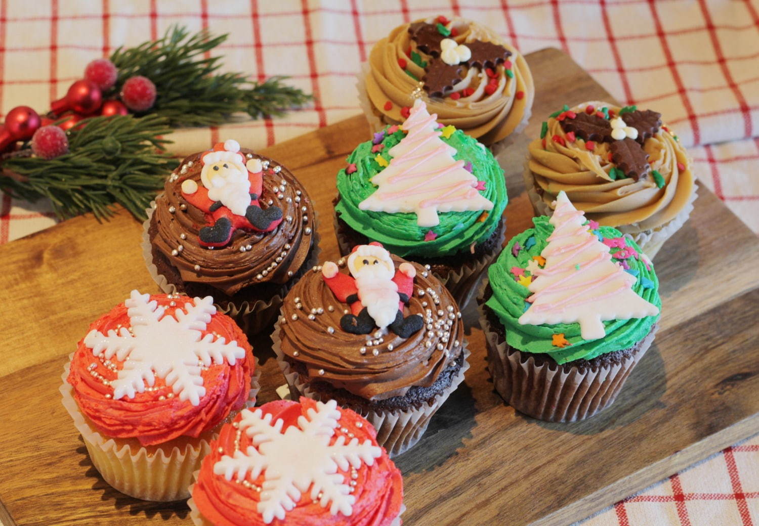 ローラズ・カップケーキ 東京のクリスマス限定スイーツ、“雪の結晶”モチーフやツリー型ケーキ｜写真1