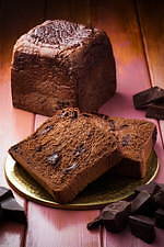 高級食パン専門店嵜本×大人のガトーショコラ専門店マジョリ、ハイカカオチョコ入りほろ苦しっとり食パン｜写真1