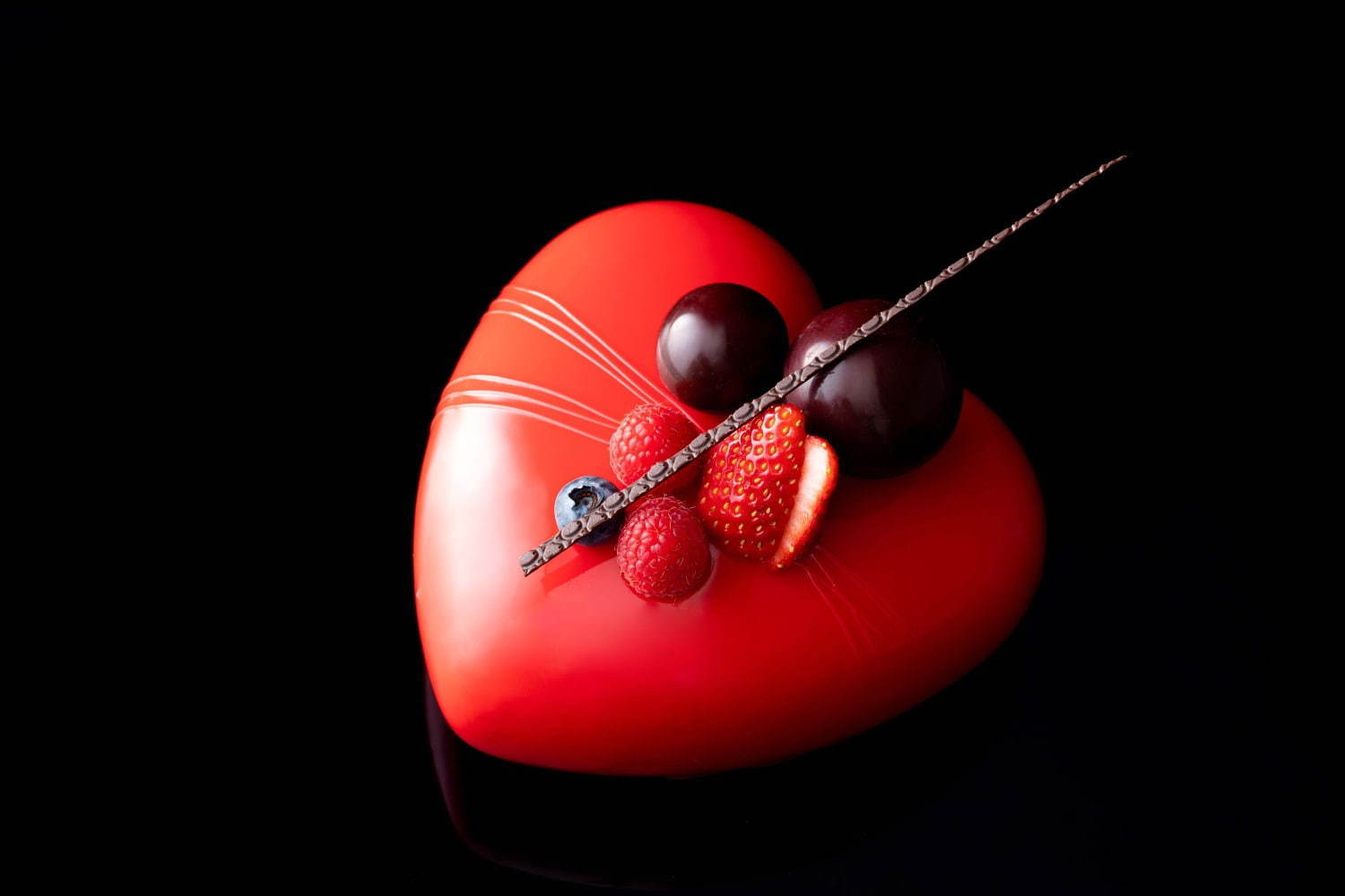 ザ・キャピトルホテル 東急のバレンタイン、真っ赤なハート型ムースケーキやボンボンショコラ｜写真2