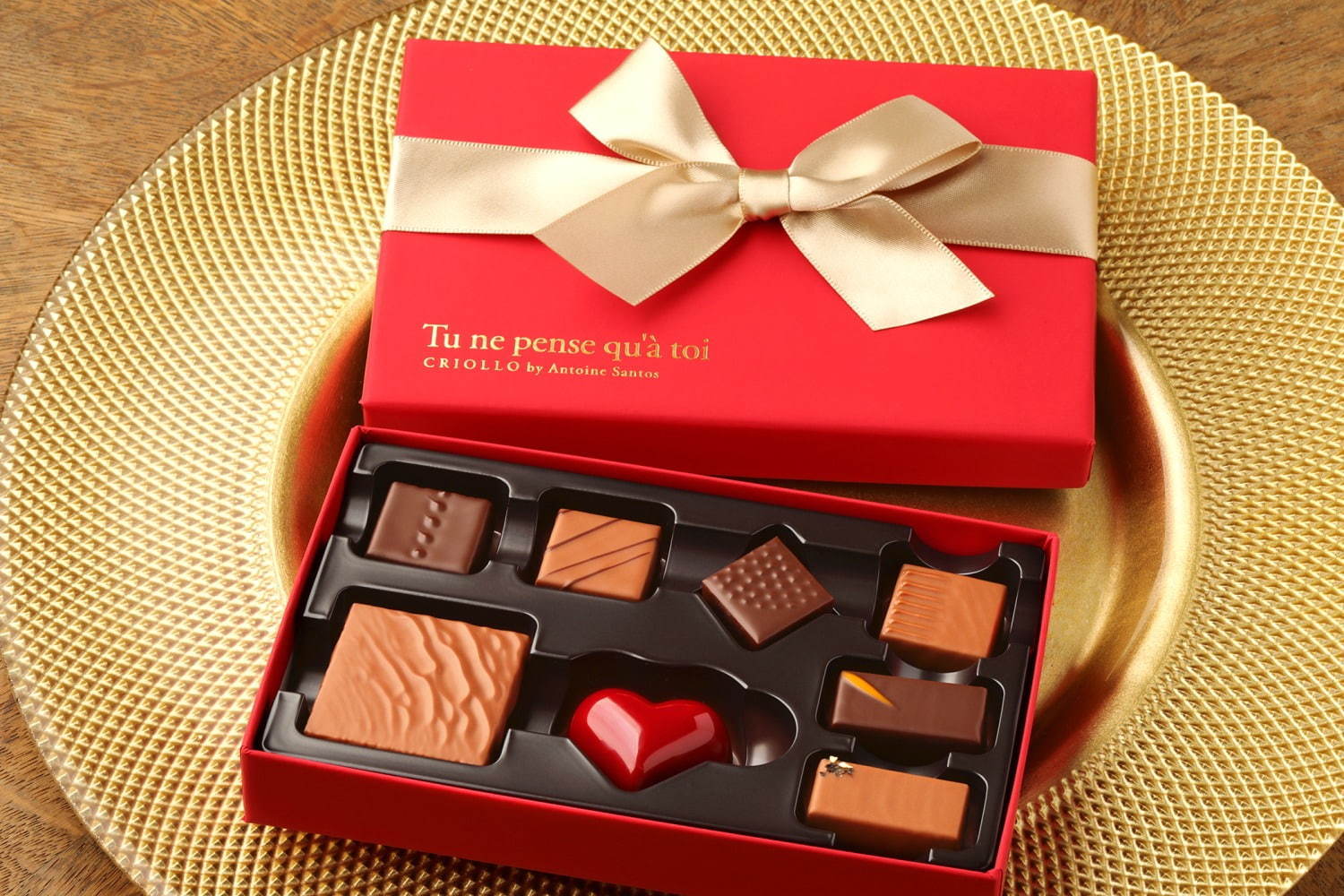 クリオロのバレンタイン 8種のチョコレート詰め合わせや真っ赤なハートのケーキなど ファッションプレス