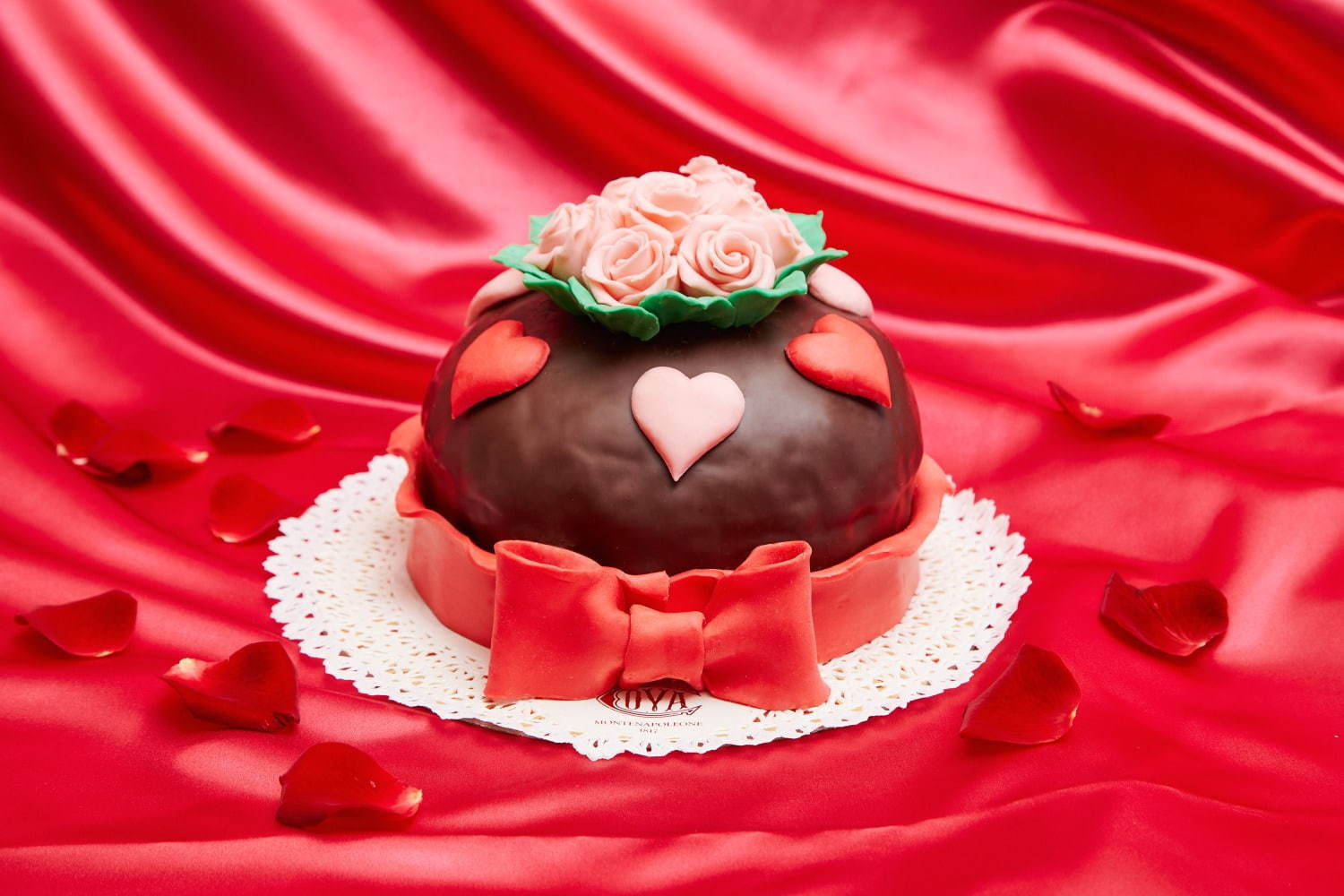 ミラノの老舗カフェ「コヴァ」のバレンタイン、ハート型チョコレートやバラの花束を飾ったスイーツなど｜写真9