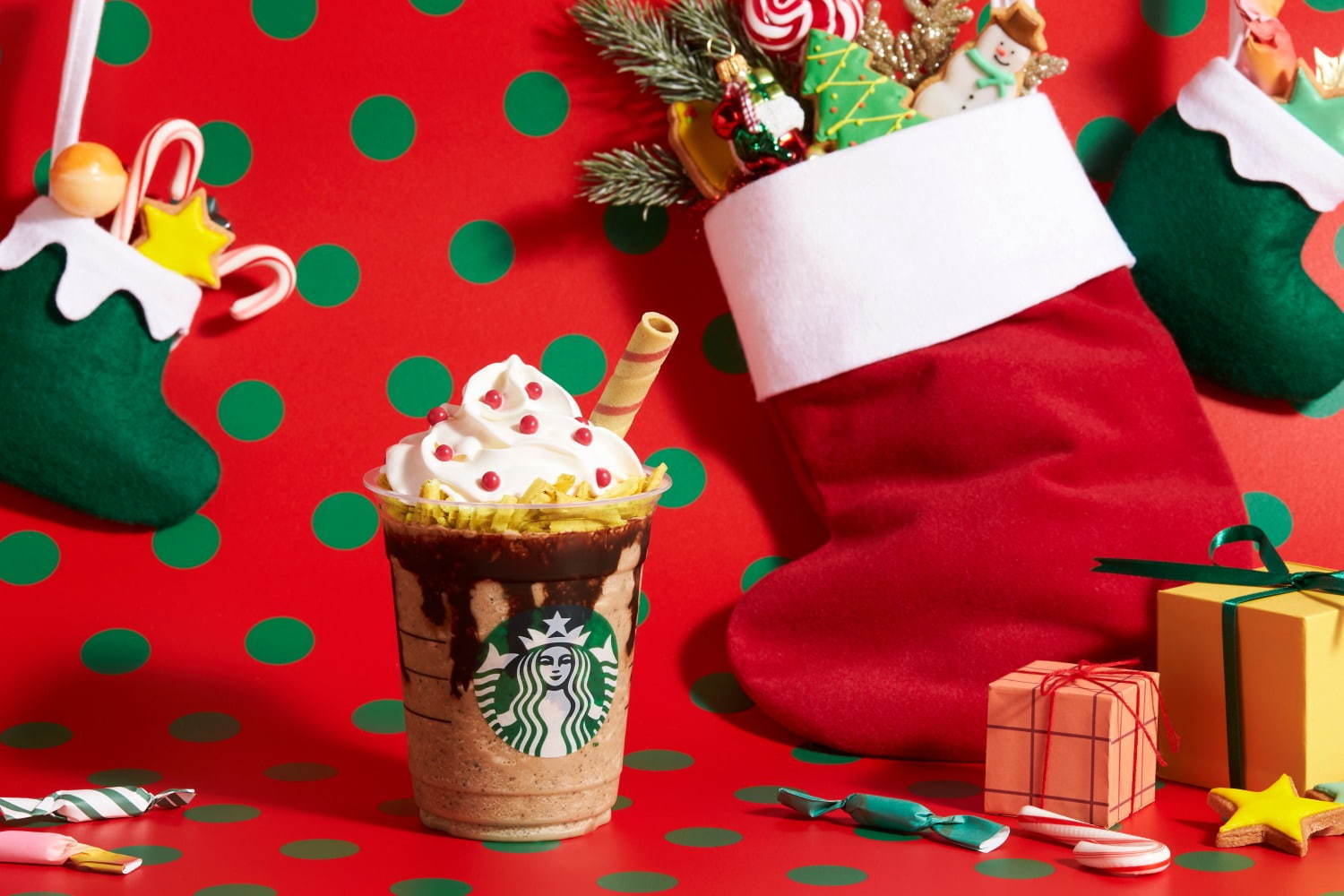 スターバックス“クリスマス”のお菓子を詰め込んだ「サンタブーツ チョコレート フラペチーノ」