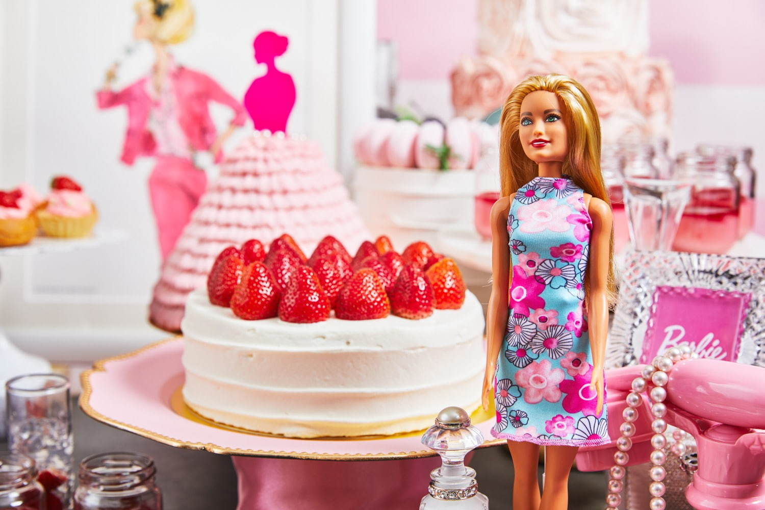 「バービー」コラボのストロベリービュッフェ、ザ ストリングス 表参道にドレス型ケーキや桜モンブラン｜写真7