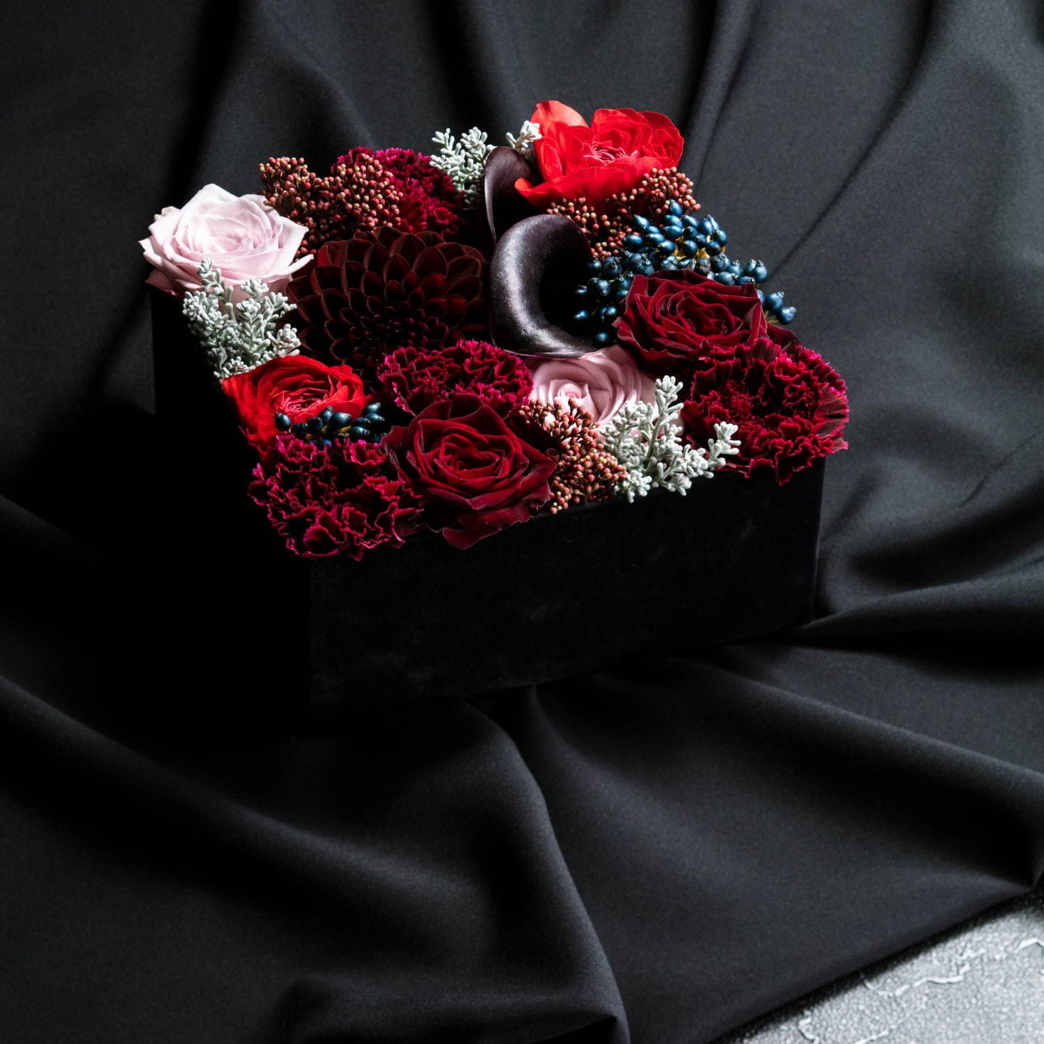 サンジョルディフラワーズのクリスマスギフト、ダークカラーの花を詰めたフラワーボックス＆ハーバリウム｜写真3