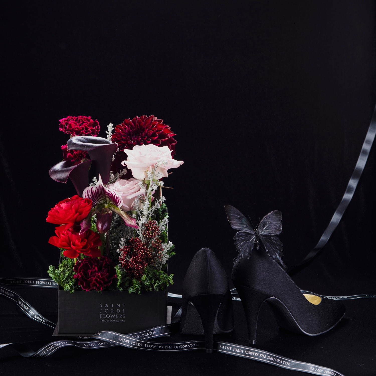サンジョルディフラワーズのクリスマスギフト、ダークカラーの花を詰めたフラワーボックス＆ハーバリウム｜写真1