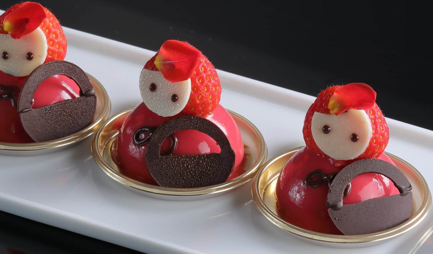 “赤ずきん”のいちごスイーツブッフェ、シェラトン都ホテル大阪で - クマのマカロンや花のカップケーキ | 写真