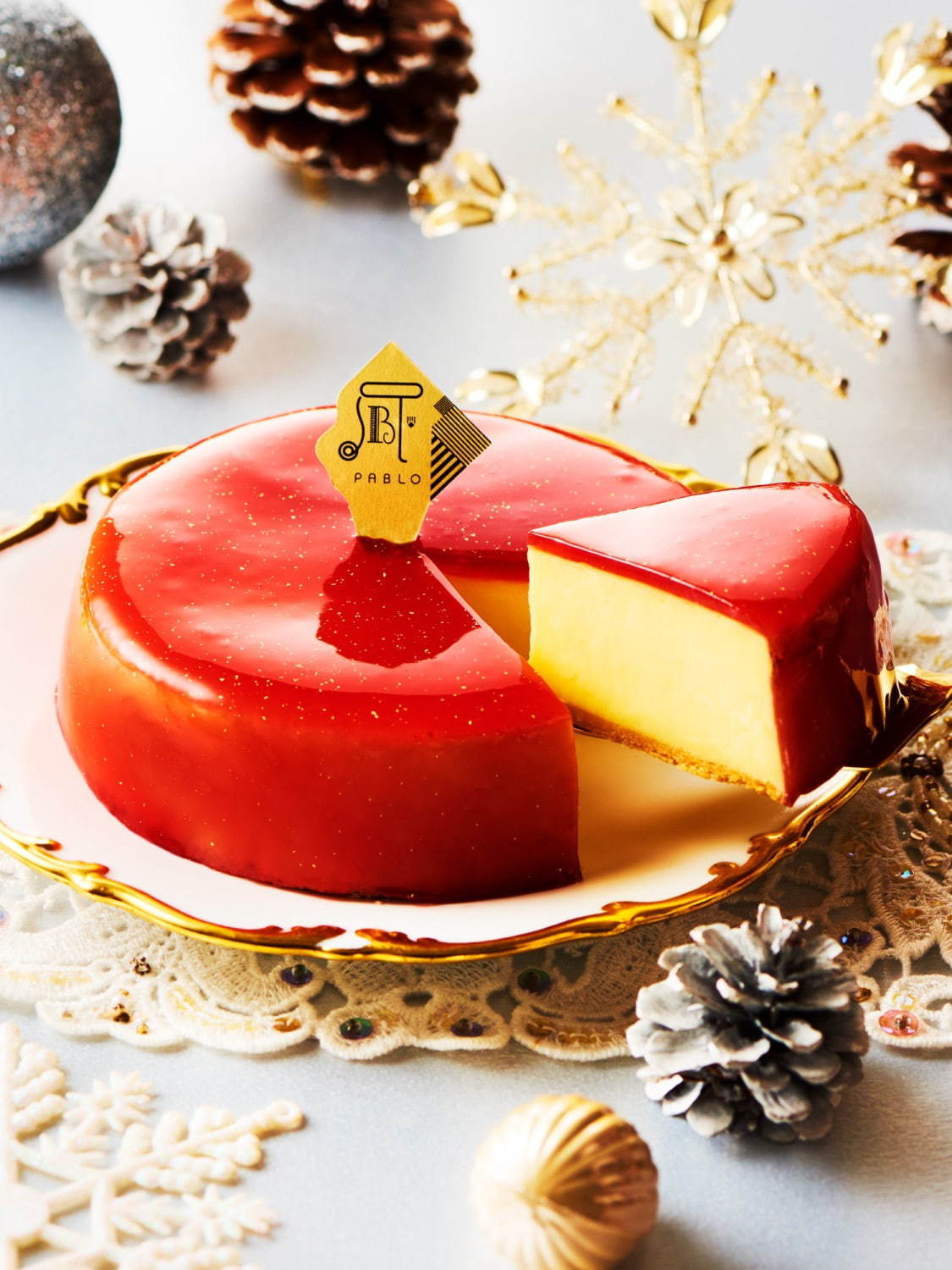 パブロのクリスマス“たっぷりいちご”のチーズタルト、いちごのチーズクリーム＆ピューレを重ねて｜写真8