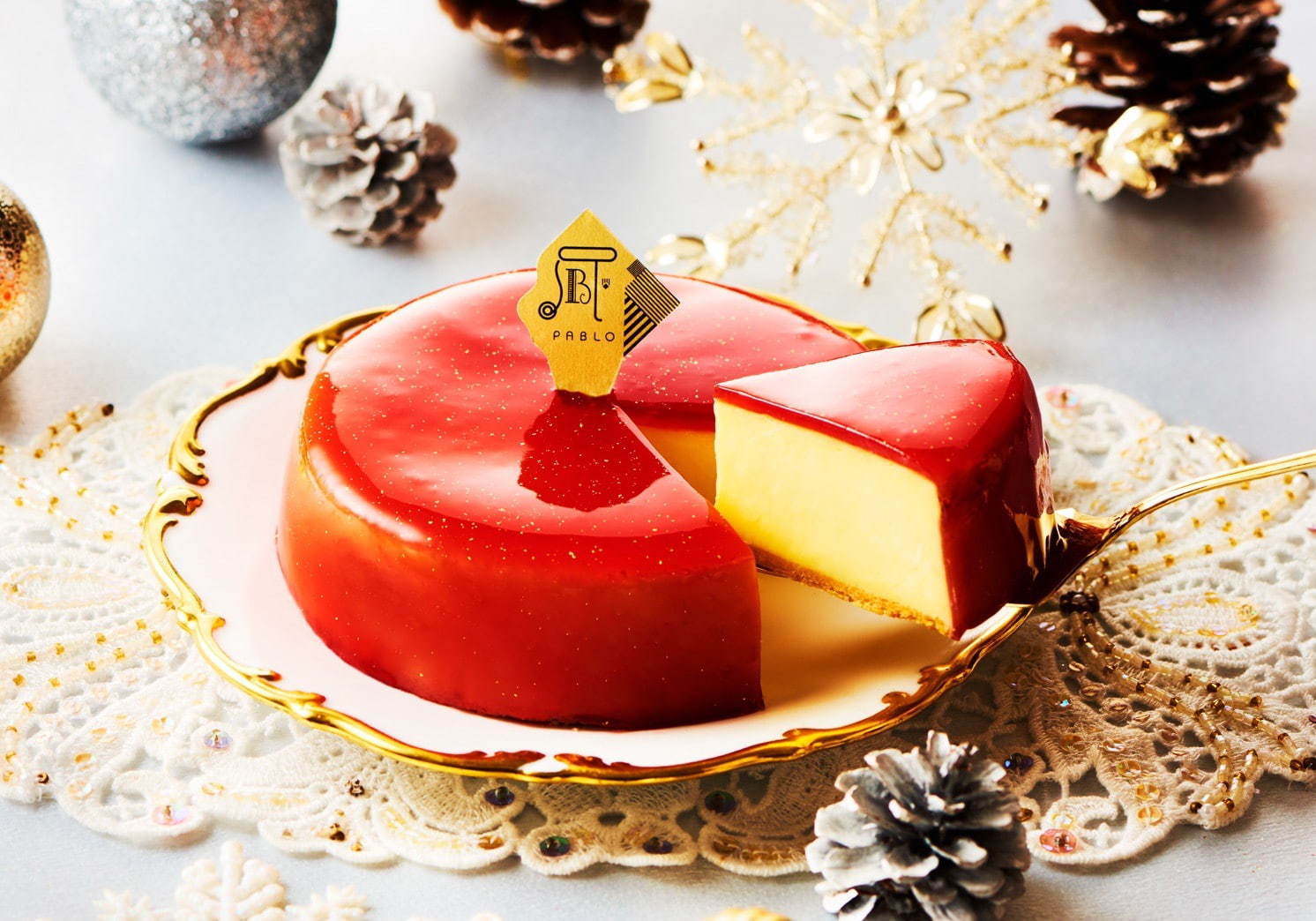パブロのクリスマス“たっぷりいちご”のチーズタルト、いちごのチーズクリーム＆ピューレを重ねて｜写真10