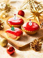 パブロのクリスマス“たっぷりいちご”のチーズタルト、いちごのチーズクリーム＆ピューレを重ねて｜写真5