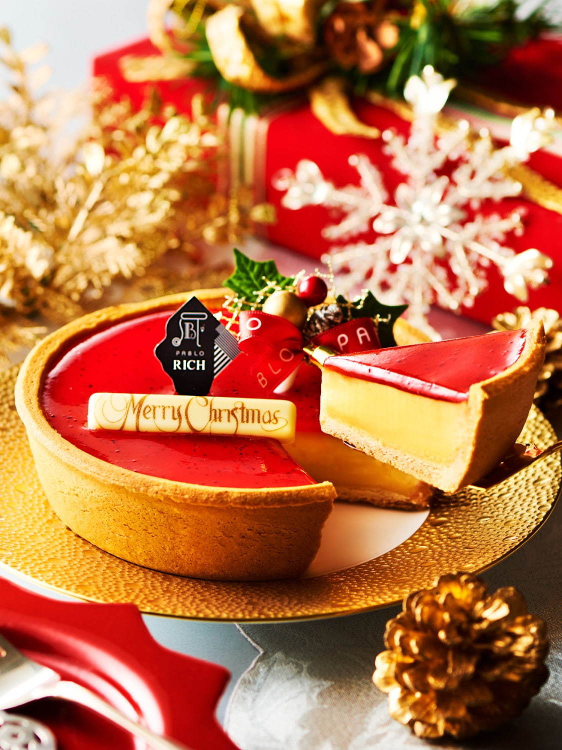パブロのクリスマス“たっぷりいちご”のチーズタルト、いちごのチーズクリーム＆ピューレを重ねて｜写真11