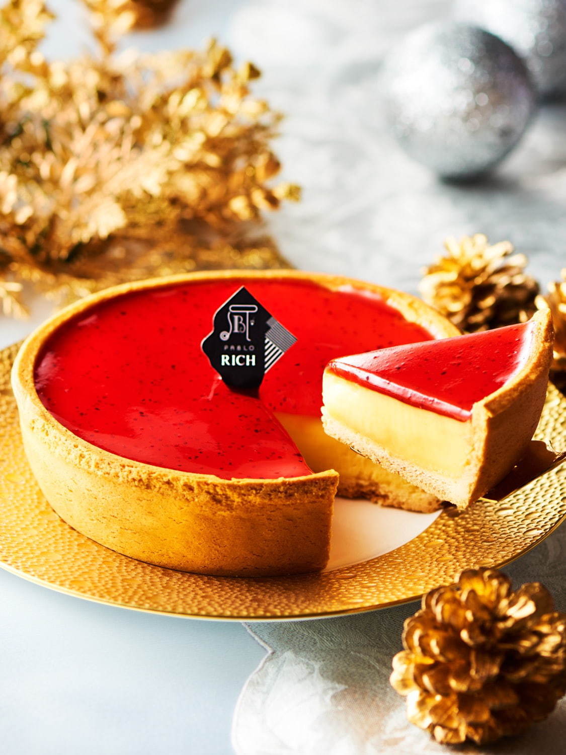 パブロのクリスマス“たっぷりいちご”のチーズタルト、いちごのチーズクリーム＆ピューレを重ねて｜写真12