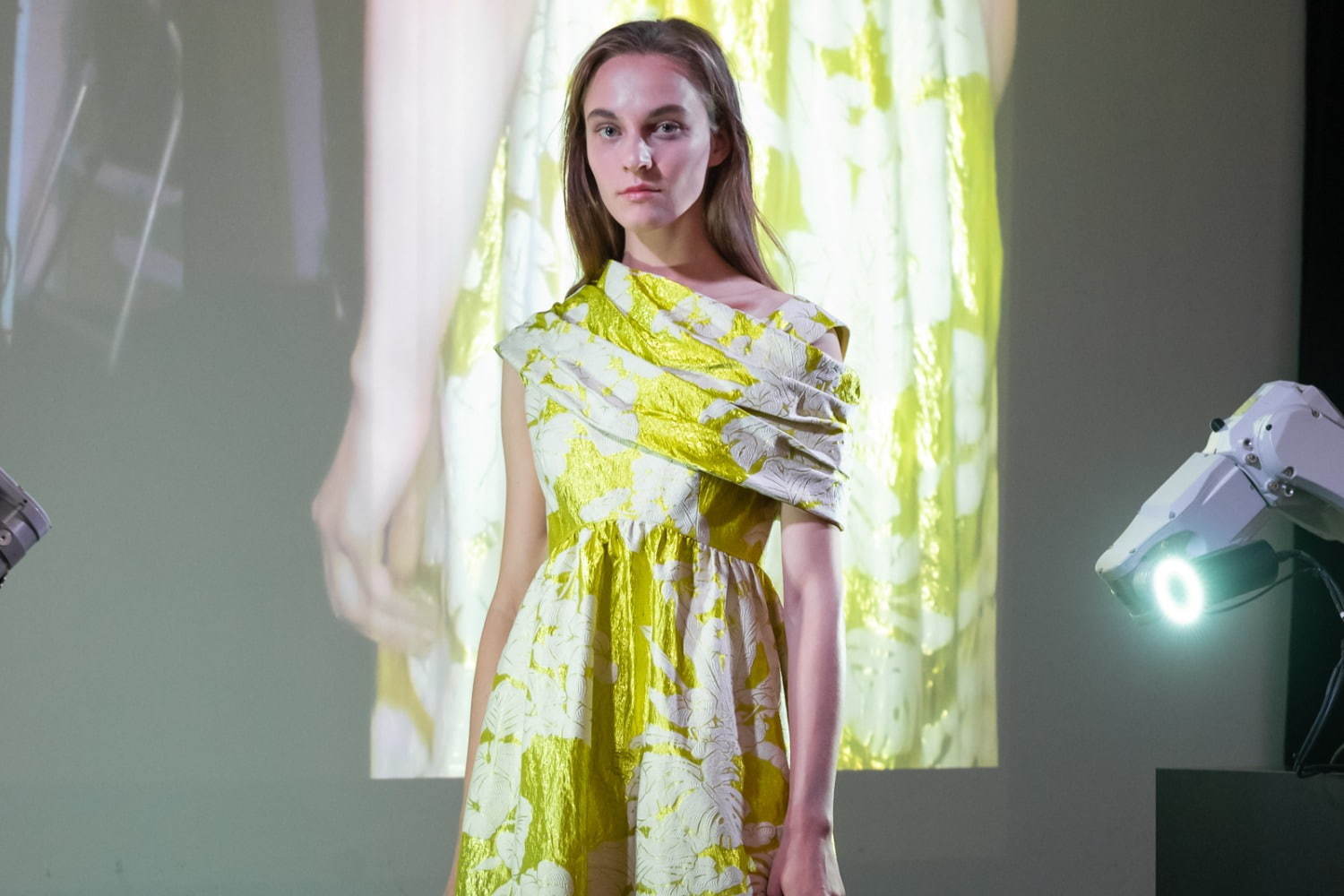 オフショルダー｜ジュン アシダ 2020年春夏ウィメンズコレクション - 流れるような布地の織り成す神秘性