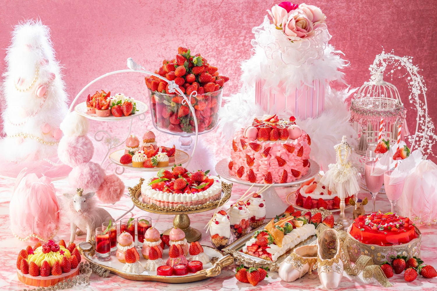 ヒルトン東京のいちごデザートビュッフェ - “バレリーナ”着想の苺タルトや苺＆マシュマロパイ｜写真1