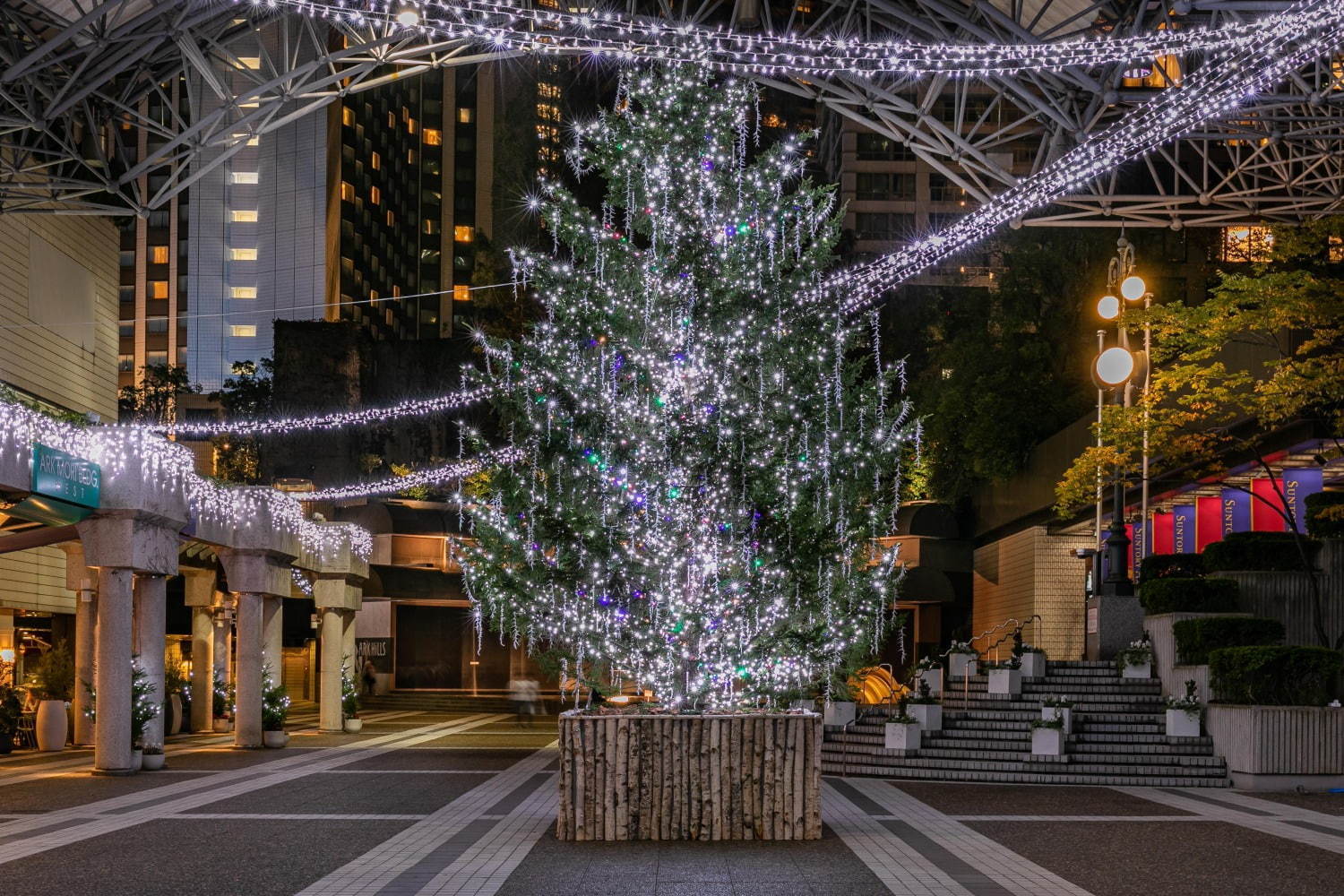 アークヒルズ「赤坂蚤の市」がクリスマス仕様に、アンティークのランプ＆ジュエリー販売やリース作り｜写真24